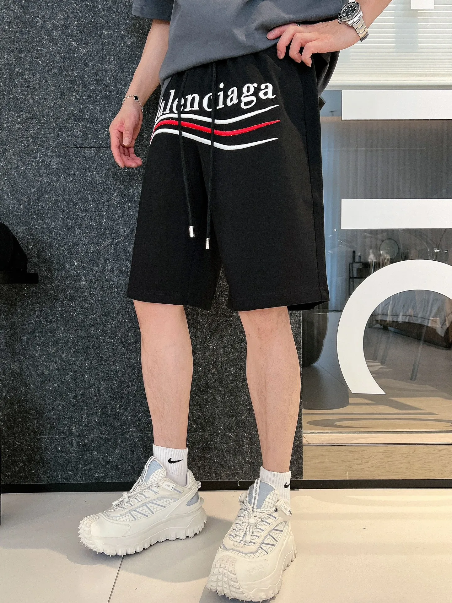 Balenciaga's three-standard complete 2026 summer New Arrival men's casual shorts, advanced custom-made Breathable fabric, Breathable fabric, extremely stretchy and comfortable, impeccable details, top-grade accessories, original logo design concept, delicate and soft feel! The upper body fit is awesome! Size: M-XXXL Please state your height and weight when ordering